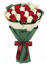 Букет Микс из красных и белых роз в Печорах