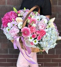Композиция солнечный день в Печорах Цветочная композиция из Розы, Хризантемы, Пионы и Лизиантусы в корзине в Печорах