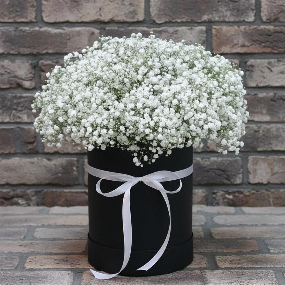 Цветочная композиция из Гипсофила в шляпной коробке в Печорах