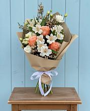 Букет цветов из:  Альстромерии, Лизиантусы, Розы и Хризантемы в Печорах