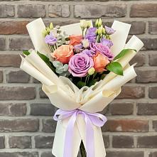 Букет цветов из:  Лизиантусы и Розы в Печорах