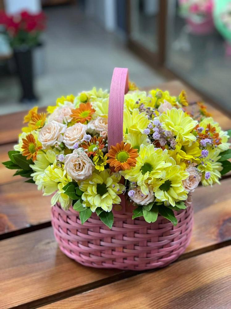 Цветочная композиция из Хризантемы и Розы в корзине в Печорах