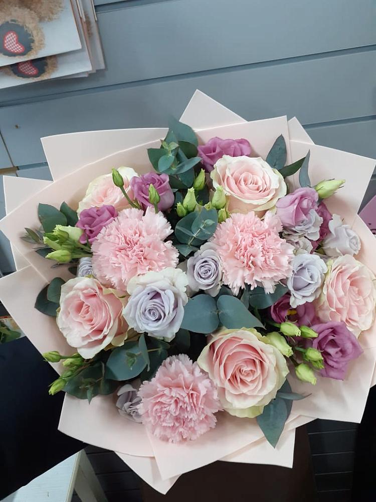 Букет цветов из: Розы, Гвоздики и Лизиантусы в Печорах